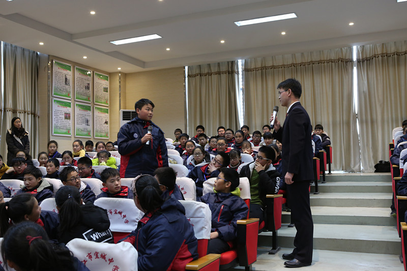 12月19日下午,丹徒区检案院未检科干警来到了镇江市宜城中学,运用